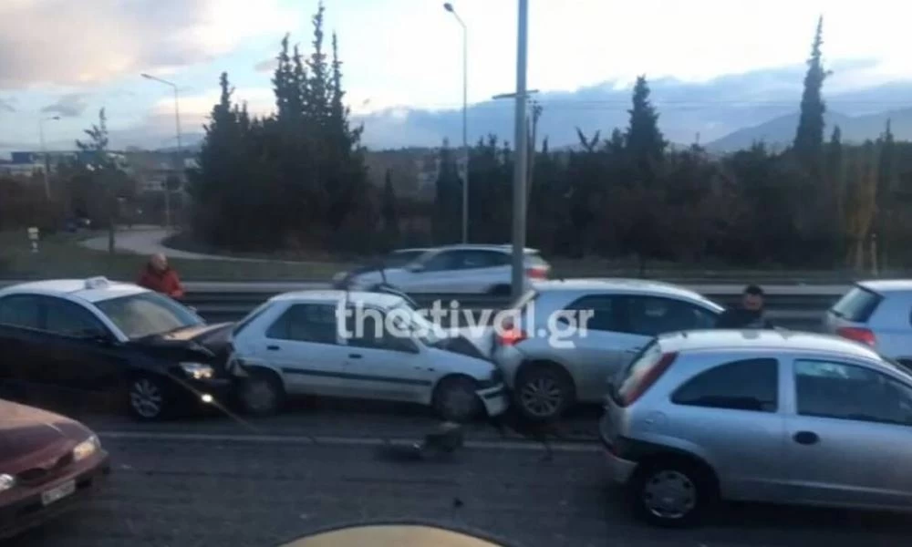 Θεσσαλονίκη: Καραμπόλα έξι οχημάτων στον περιφερειακό-Ένας τραυματίας
